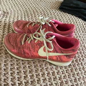 Nike tennis court shoes